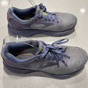 Brooks Lavender and Gray Ghost 10 Athletic Shoes